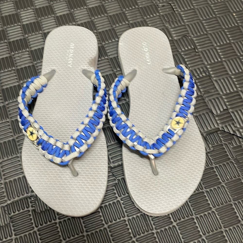Old Navy gray flip flops size 6 with Dallas Cowboys charm